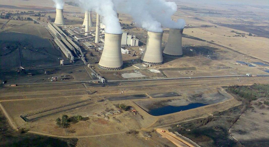 Transition énergétique : La centrale à charbon d'Arnot, symbole de la dépendance historique de l'Afrique du Sud aux combustibles fossiles et au cœur des enjeux de décarbonation du mix électrique national.