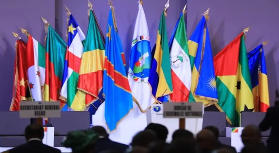 Intégration régionale : Les enjeux de la fusion entre la CEMAC et la CEEAC, un processus complexe visant à harmoniser les institutions économiques et monétaires pour bâtir un marché unifié en Afrique centrale.