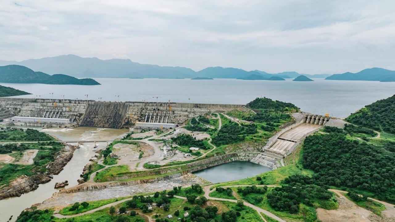 Grand barrage de la Renaissance : Vue panoramique du chantier éthiopien, symbole des ambitions hydroélectriques du pays et enjeu majeur de coopération régionale sur le Nil.