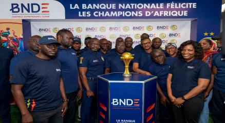 Signature officielle du partenariat entre la BNDE et la Fédération Sénégalaise de Football, marquant l'entrée de la banque comme sponsor officiel des Lions de la Teranga.