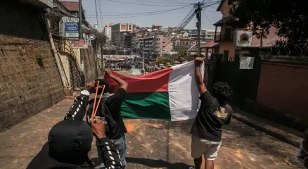 Tensions sociales à Antananarivo : Manifestation populaire contre la cherté de la vie et les délestages chroniques, illustrant le mécontentement croissant des populations face à la crise énergétique et économique à Madagascar.