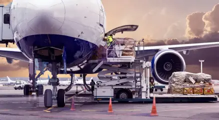Essor logistique : Opérations de chargement sur un avion cargo dans un hub africain majeur, illustrant l'accélération spectaculaire du fret aérien sur le continent portée par le commerce électronique et la dynamique de la ZLECAf