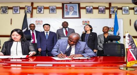 Signature officielle de l'accord de prêt entre les autorités kenyanes et la China EximBank, marquant une nouvelle étape dans la modernisation des axes stratégiques de transport au Kenya