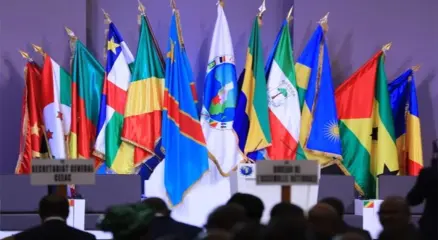 Intégration régionale : Les enjeux de la fusion entre la CEMAC et la CEEAC, un processus complexe visant à harmoniser les institutions économiques et monétaires pour bâtir un marché unifié en Afrique centrale.